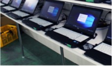 動作チェック中のノートパソコンが並ぶ様子